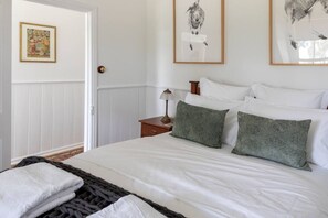 4 bedrooms, iron/ironing board, free WiFi, bed sheets - CHARTER FARM - FIND YOUR HAPPY HAMLET (Glenluce)
