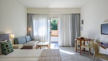 Studio – standard (Triple) | Sengetøy av topp kvalitet, senger med overmadrass og safe på rommet