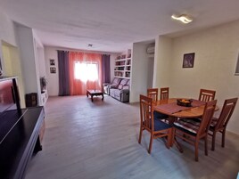 Apartment (Two-Bedroom Apartment with Sea View) | In-room dining