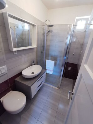 Apartment (Two-Bedroom Apartment with Sea View) | Bathroom