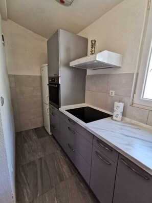 อพาร์ทเมนท์ (Two-Bedroom Apartment with Sea View) | ครัวส่วนตัว | ตู้เย็น, ไมโครเวฟ, เตาประกอบอาหาร, เครื่องชงกาแฟ/ชา