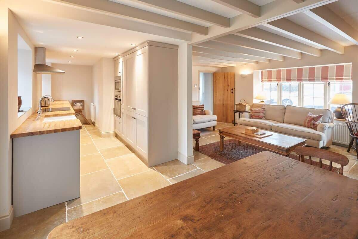 Televisor, llar de foc i oficines 