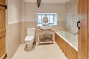 Dusj, hårføner, håndklær og såpe