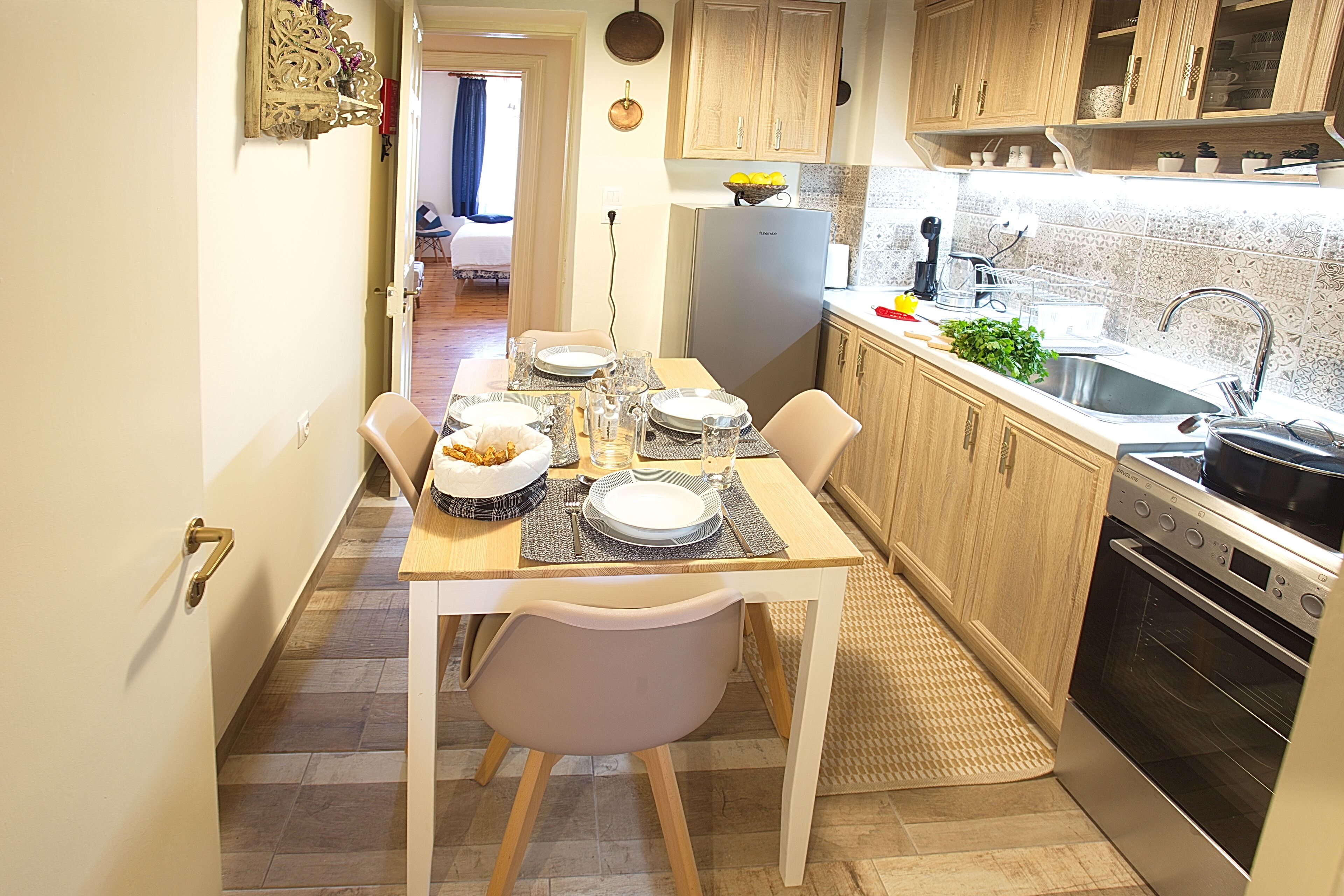 Horno, placa de cocina, cafetera/tetera, tetera/pava eléctrica