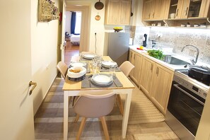 Apartamento Deluxe | Cocina privada | Horno, placa de cocina, cafetera o tetera y hervidor eléctrico