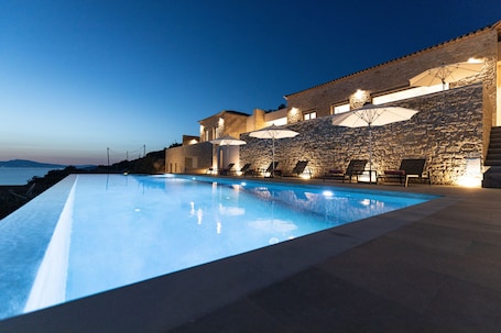 Villa Nupadi | 高档床上用品、客房内保险箱、办公桌、隔音