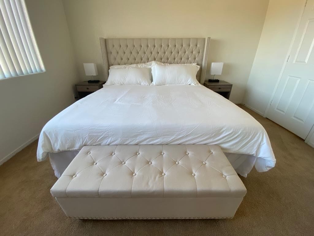 Superhost 5 Star ⭐️ Service 2 Bedroom Apartment with Vaulted Ceilings