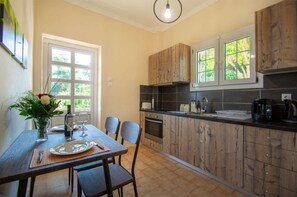 Fridge, oven, stovetop, coffee/tea maker