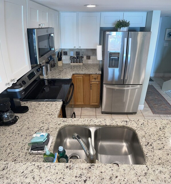 Fridge, microwave, oven, stovetop - Point Matanzas - Intracoastal Water-Front, Amazing Views, Daytime Dock, Pool (St. Augustine)