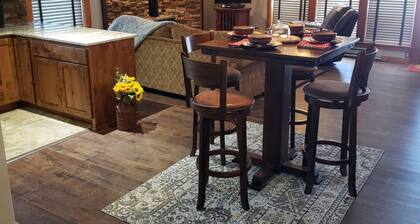 Romantic condo with stunning mountain views on the golf course