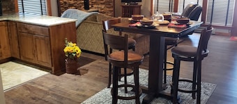 Romantic condo with stunning mountain views on the golf course