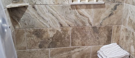 Dusche, Haartrockner, HandtĂŒcher, Seife