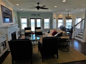 テレビ、暖炉、DVD プレーヤー