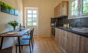 Réfrigérateur, un four, surface de cuisson, cafetière-théière