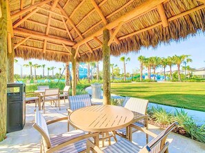 Outdoor dining - Luxury Stay/ Private Pool & Waterpark Access (Four Corners)