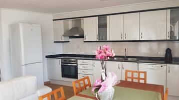 Een koelkast, een magnetron, een oven, een kookplaat