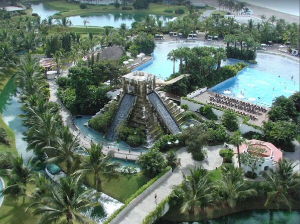 Alberca al aire libre y alberca climatizada