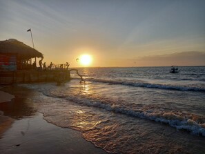 Nära stranden, vit sandstrand och 6 strandbarer