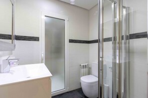 Shower, hair dryer, towels - Legazpi | The Rentals Collection (San Sebastián)