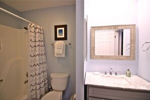 浴槽、ヘアドライヤー、タオル、石鹸