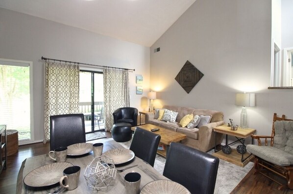 テレビ、DVD プレーヤー