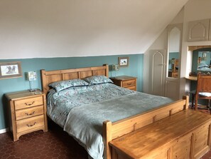 3 dormitorios, tabla de planchar con plancha, cuna de viaje