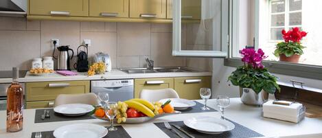 Fridge, oven, stovetop, coffee/tea maker