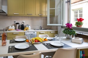 Réfrigérateur, un four, surface de cuisson, cafetière-théière