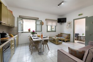 Jääkaappi, uuni, liesi, kahvin-/teenkeitin