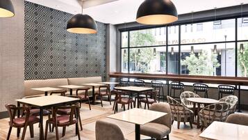 Lunch and dinner served, American cuisine