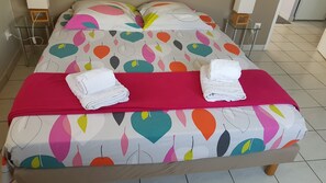 1 habitación, tabla de planchar con plancha y cuna de viaje