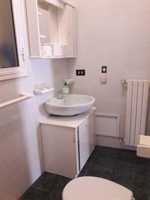 Bathtub, hair dryer, bidet, towels - La casa di Nonno (Stazione di Fasano)