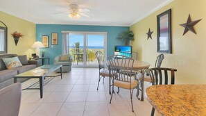 Fernseher, DVD-Player, Tischtennisplatte, Bücher