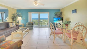 Télévision, lecteur de DVD, table de tennis de table, livres