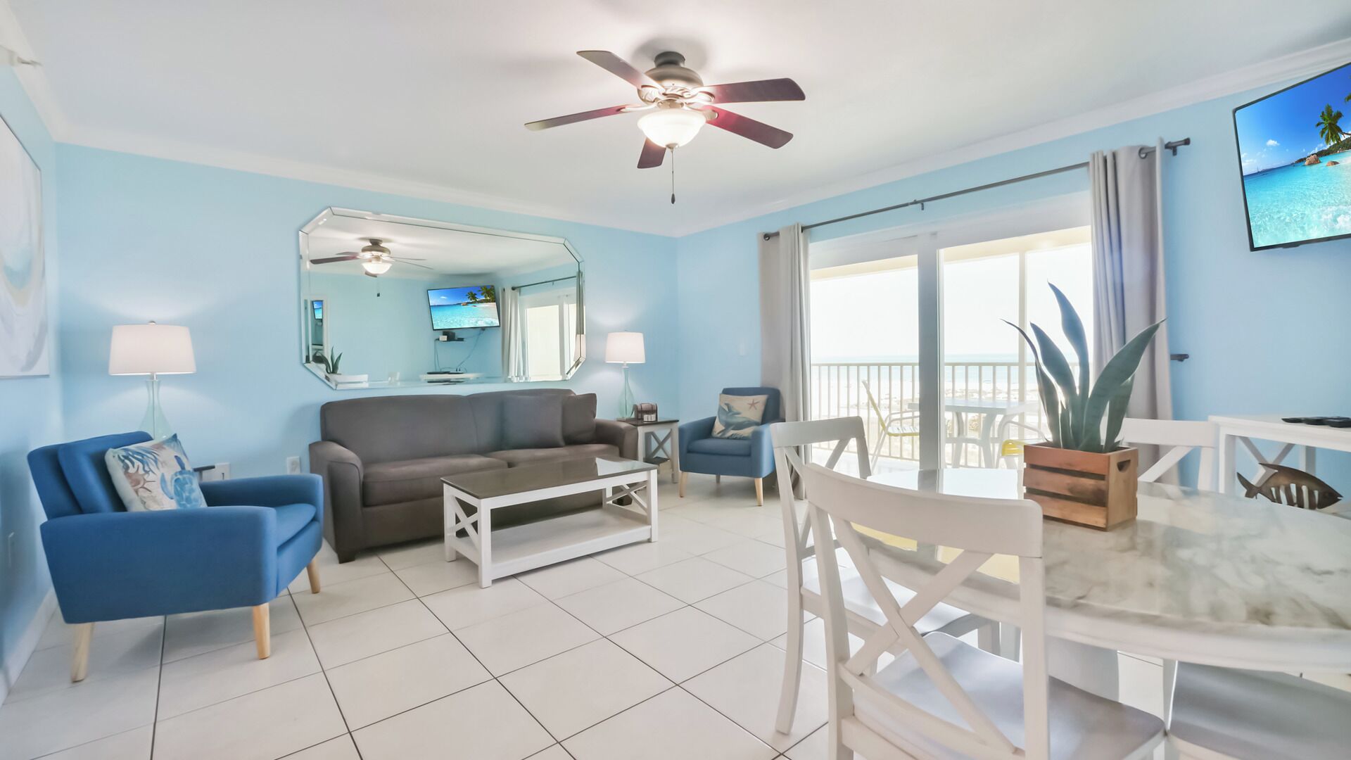 Fernseher, DVD-Player, Tischtennisplatte, Bücher