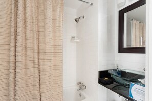 Hair dryer, soap, shampoo, toilet paper - Affordable Haven in Prime Locale | The Workshop (Charleston)