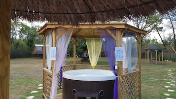 Bain à remous extérieur
