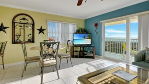 Fernseher, DVD-Player, Tischtennisplatte, Bücher