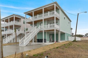 Un edificio de varios pisos con balcones y una escalera que conduce a los niveles superiores.
