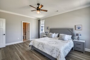 6 bedrooms, desk, iron/ironing board, free WiFi