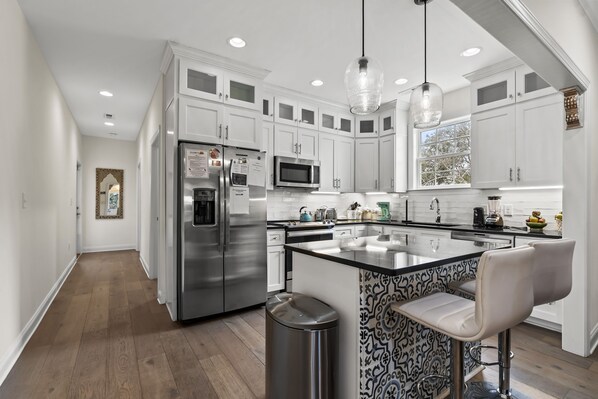 Réfrigérateur, micro-ondes, four, plaque de cuisson