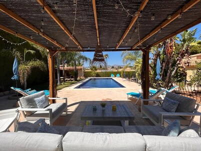Villa with Large Pool, Jacuzzi & Air Conditioning – 5 Minutes from the Sea