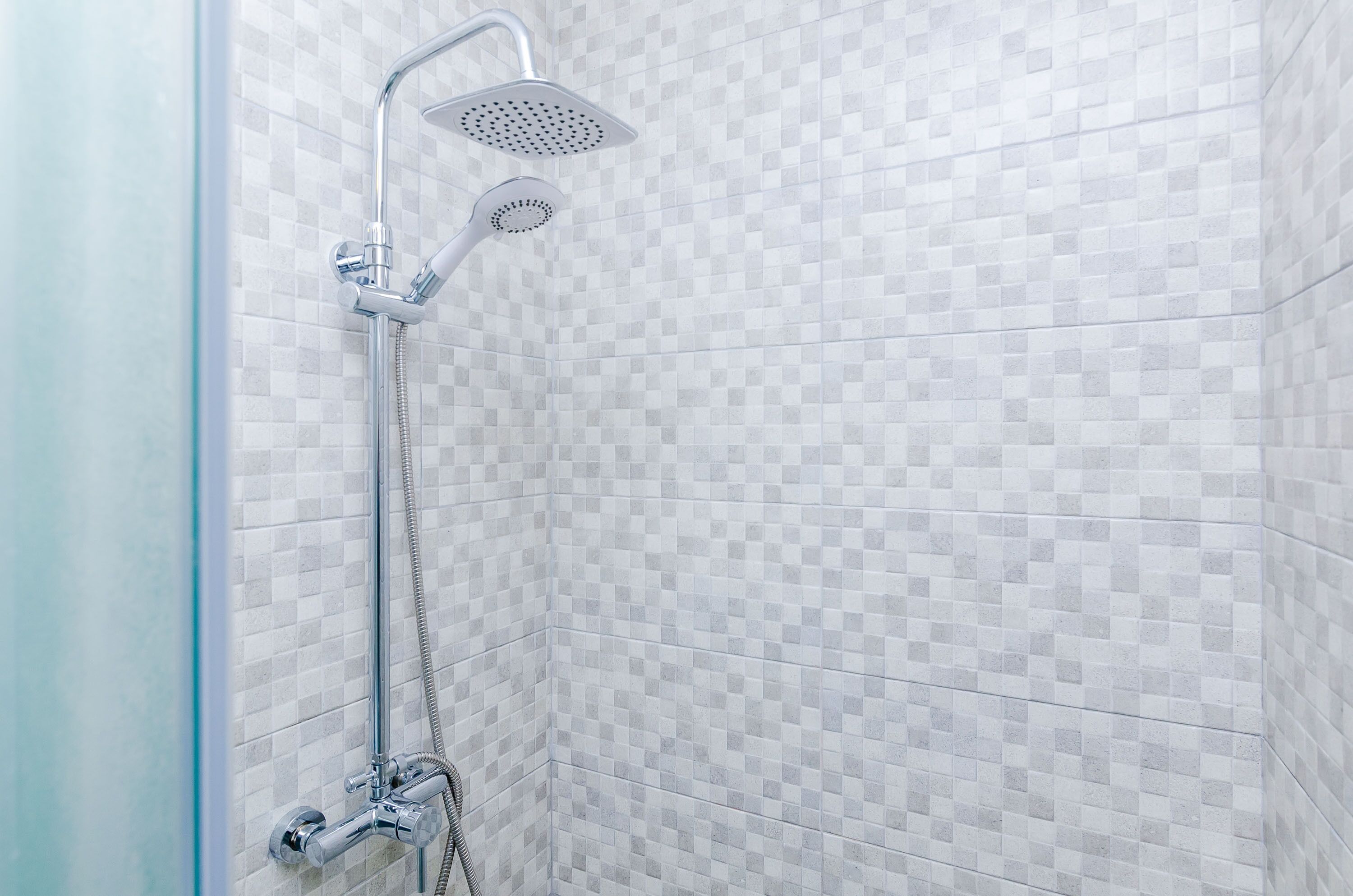 Appartement (One Bedroom Apartment with Terrace) | Badkamer | Een douche, handdoeken