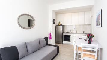 Apartment (One Bedroom Apartment with Terrace) | Dining room