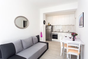 Apartment (One Bedroom Apartment with Terrace) | Dining room