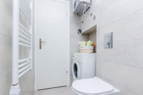 Appartement (One Bedroom Apartment with Terrace) | Badkamer | Een douche, handdoeken