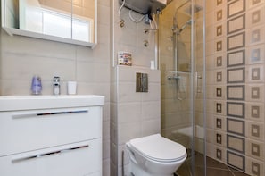 Studio (Studio Apartment with Terrace) | Bathroom | Shower, towels