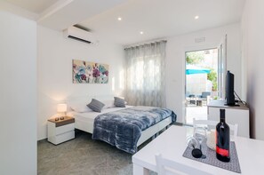 开间 (Studio Apartment with Terrace) | 1 多间卧室