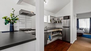 Refrigerador, microondas, parrilla de estufa y lavavajillas 