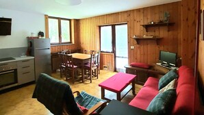 A compact living space with a kitchen, dining area, and seating area. - Sweet Home ski out (Valtournenche)